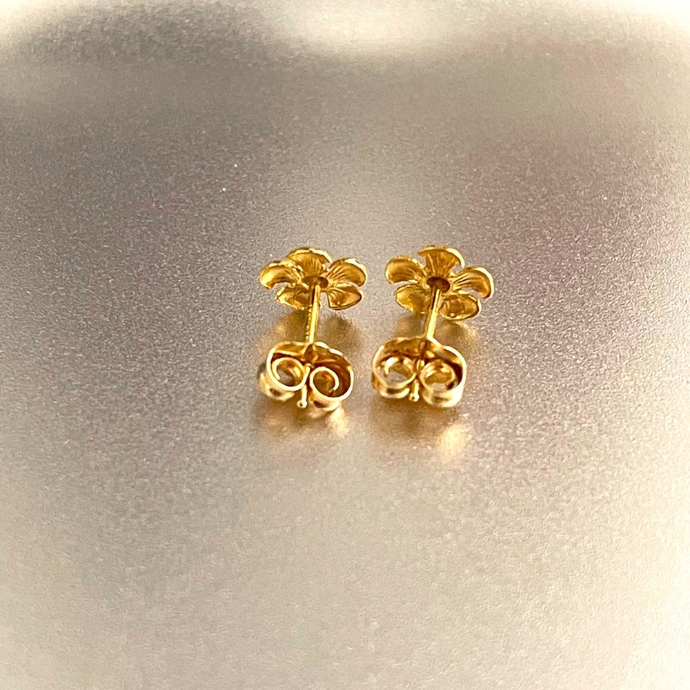 14K Yellow Gold Stud Earrings Shaped in a Daisy - Picture 2 of 5